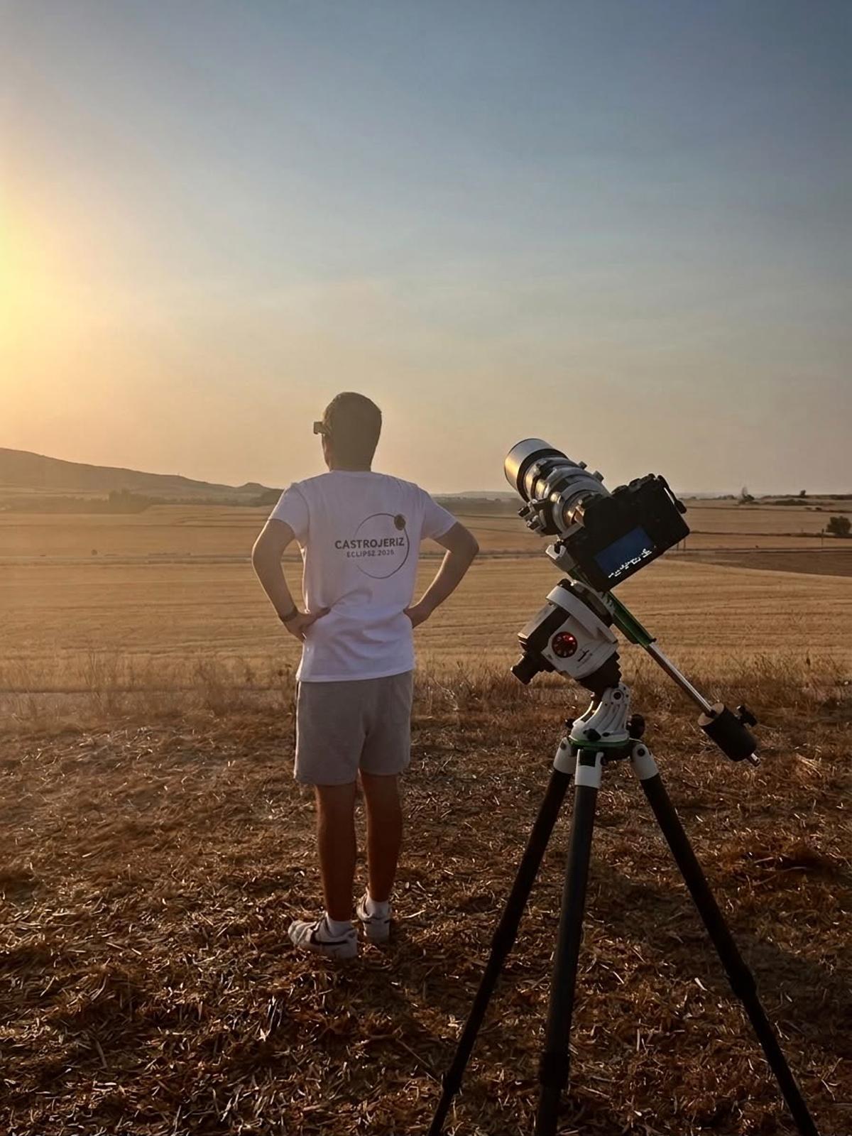 Javier Caldera observa el eclipse desde Burgos.