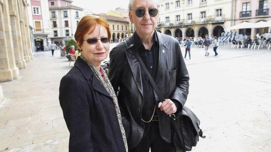 Mary M. Talbot y Bryan Talbot, ayer, en la plaza de España de Avilés.