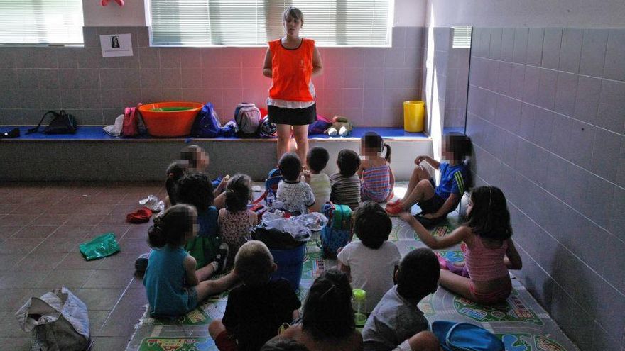 Un monitor, con los niños el verano pasado.