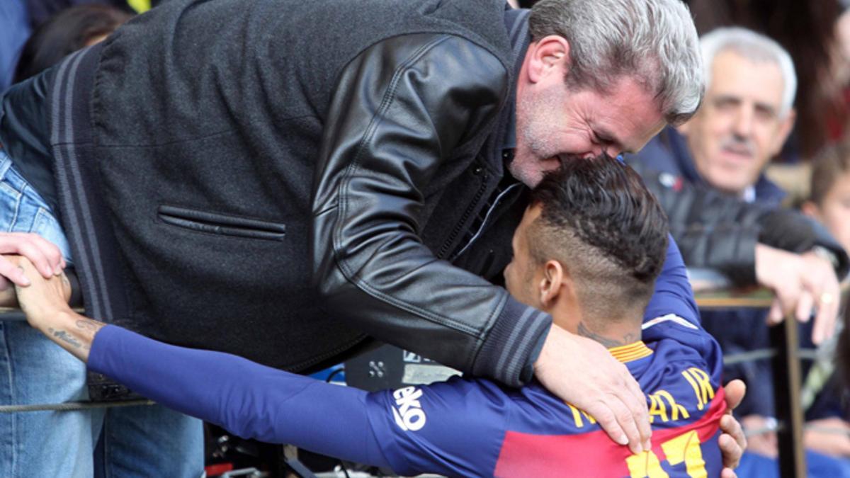 Momento en el que Neymar se abrazó con el padre del Leo Baptistao, jugador brasileño del Villarreal CF