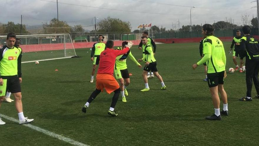 El Elche se entrenó ayer en la Ciudad Deportiva Antonio Asensio del Mallorca antes de medirse este mediodía con el conjunto bermellón.