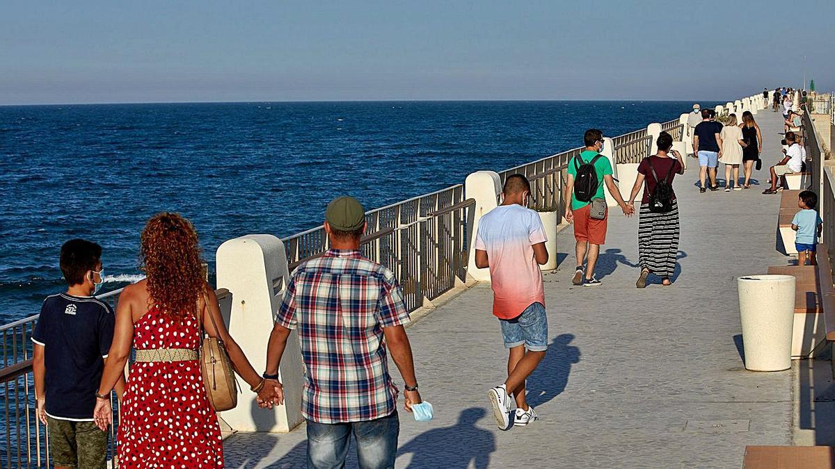 La arena de la playa de Gandia en un puente de mayo antes de que surgiera la crisis del covid.                  | LEVANTE-EMV