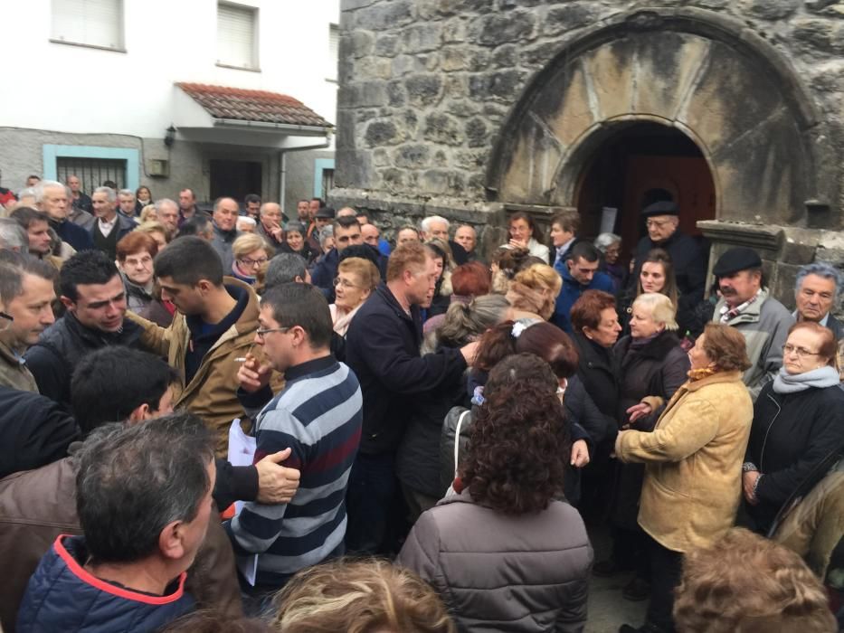 Amieva despide entre lloros al ganadero Rubén Álvarez.