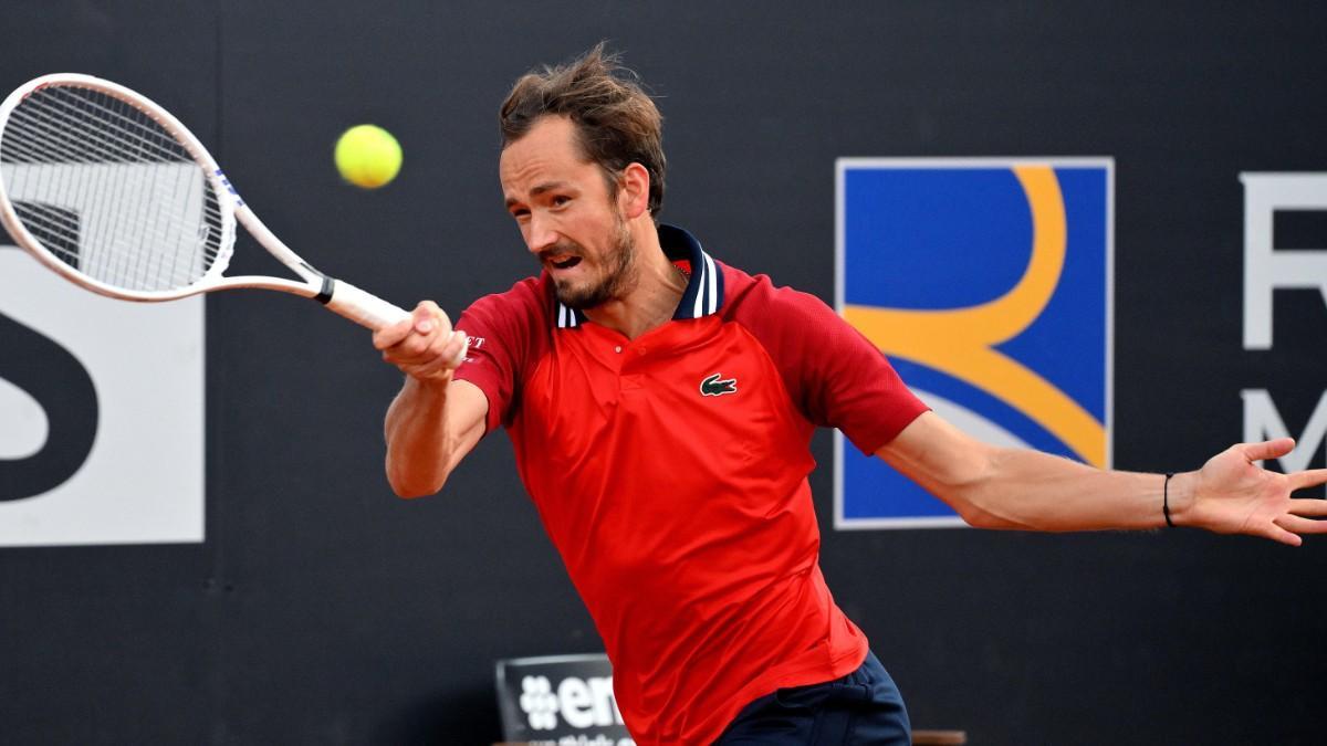 Medvedev devuelve una bola en Roma