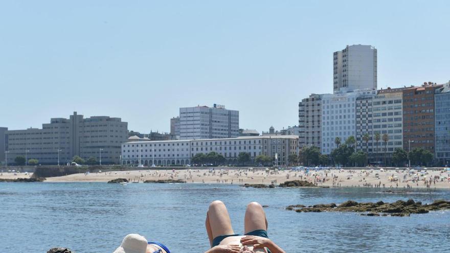 Los coruñeses se refugian en las playas y en el mar de las altas temperaturas