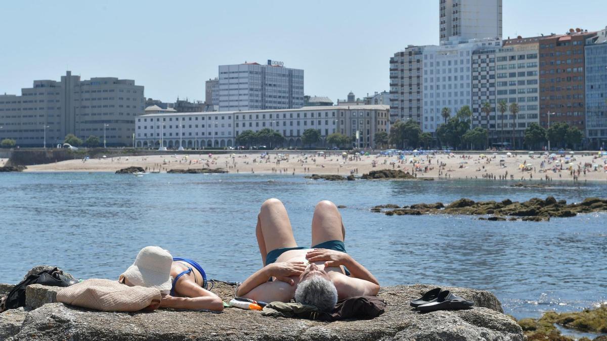 Los coruñeses se refugian en las playas y en el mar de las altas temperaturas.