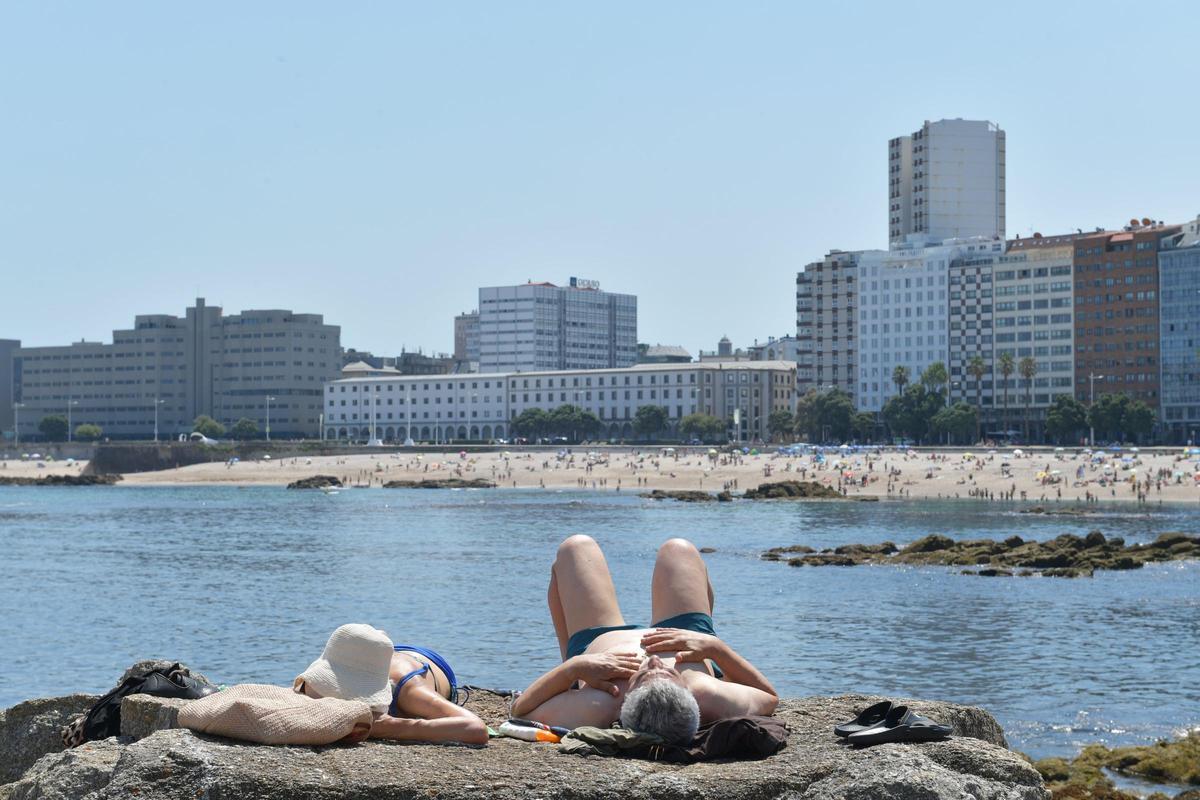 Los coruñeses se refugian en las playas y en el mar de las altas temperaturas Los coruñeses se refugian en las playas y en el mar de las altas temperaturas