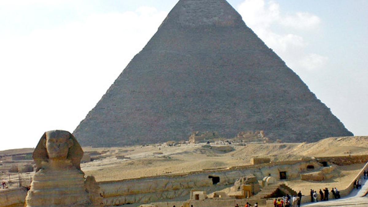 La Esfinge y la gran pirámide de Keops.