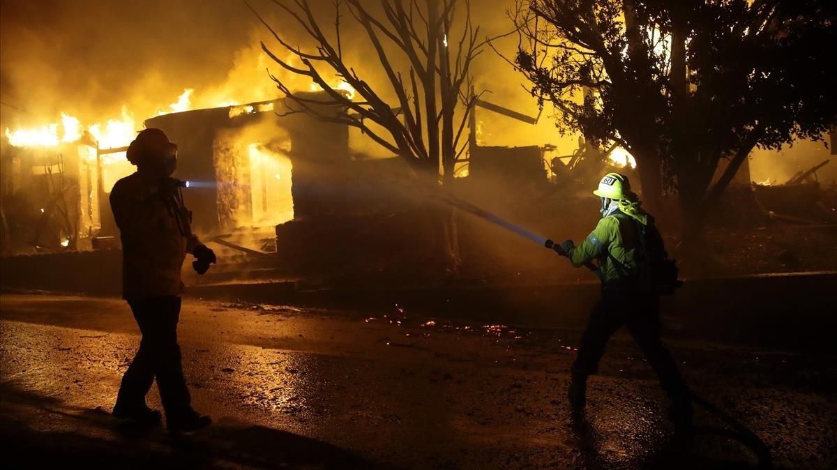 zentauroepp50631542 firefighters hose down flames as a home burns in the getty f191028161303