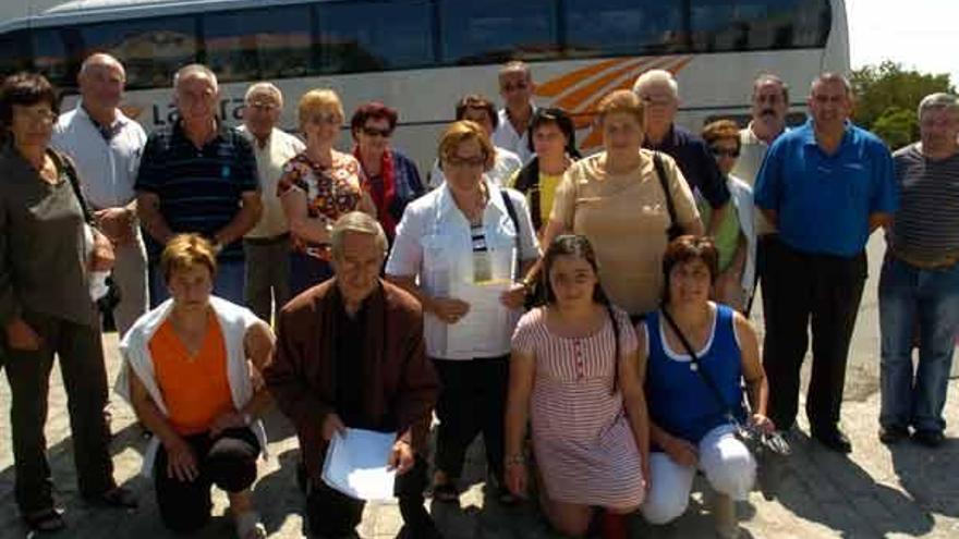 La salida del autobús tuvo lugar en la Praza Juan Carlos I de Vila de Cruces.