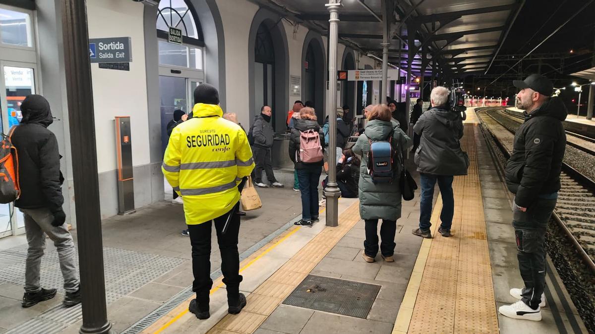 Persones esperant a les vies de l'estació de Renfe de Manresa aquest dimecres