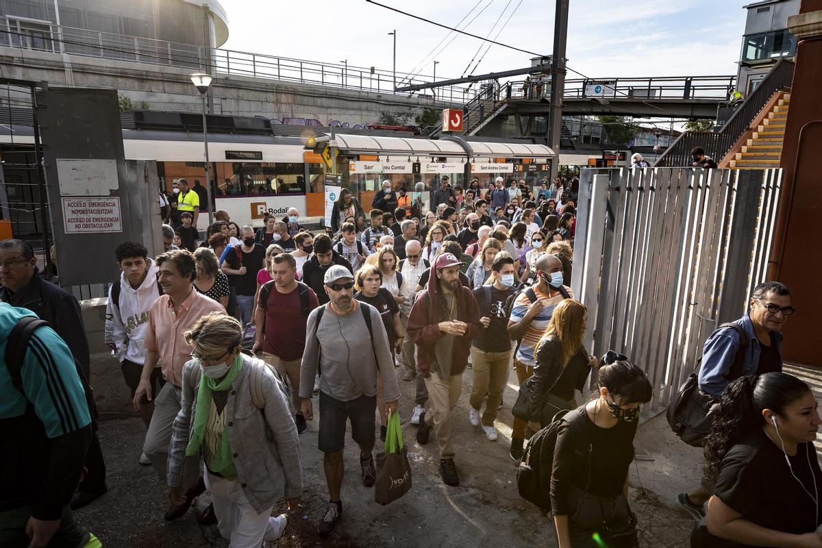 Aglomeraciones en el primer laborable del corte de la R-2 Nord y la R-11 de Rodalies en Sant Andreu