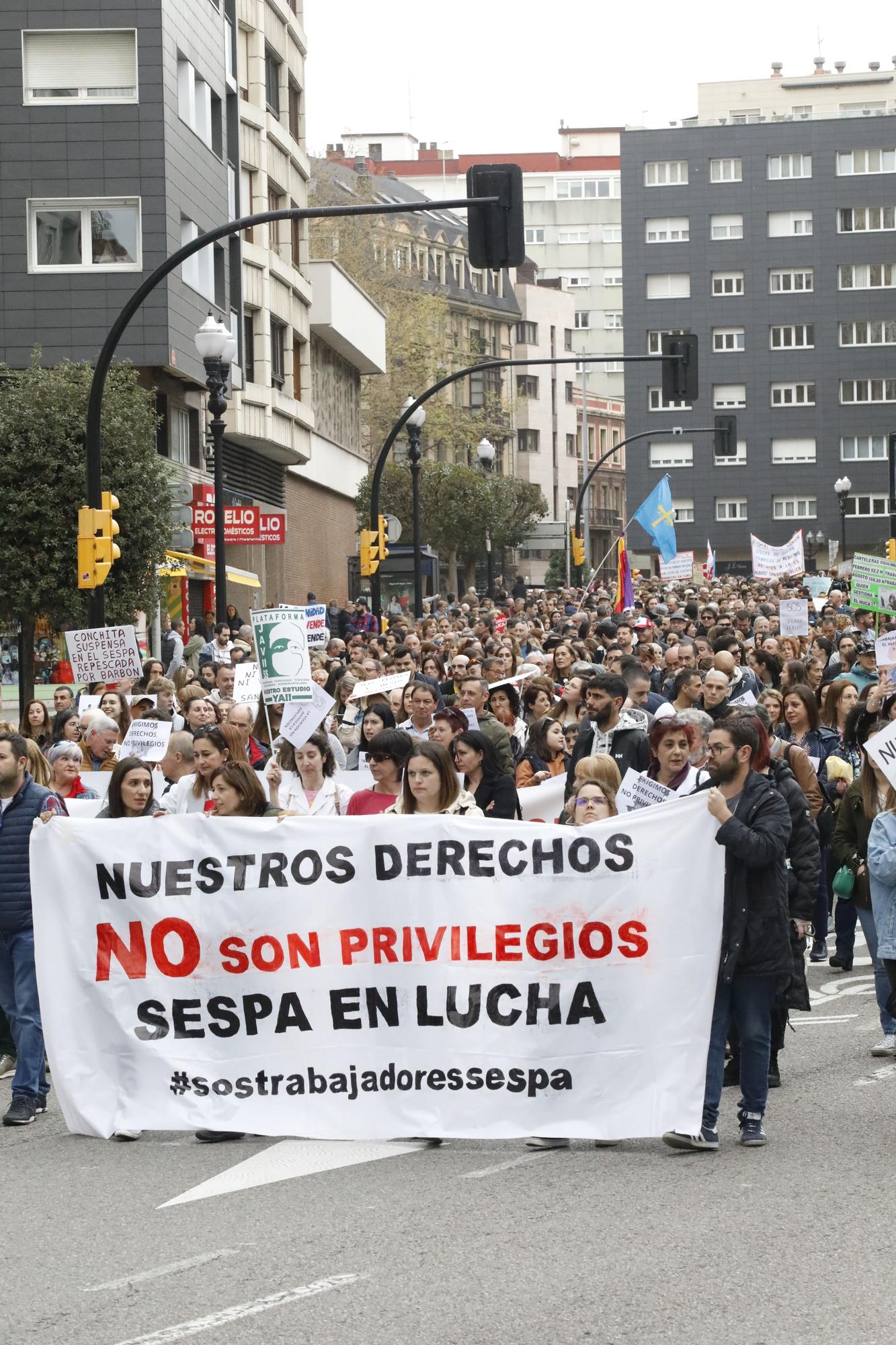 En imágenes: Los sanitarios se manifiestan en Gijón al grito de "no queremos más dinero, queremos mejores condiciones laborales"