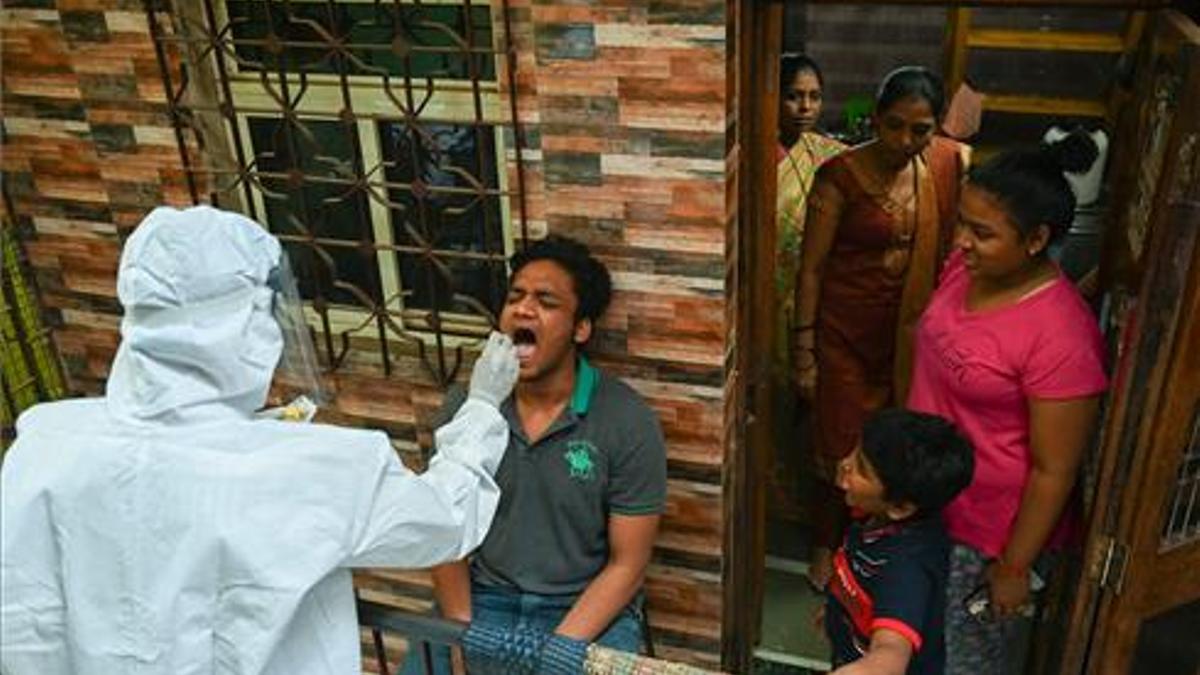 Pruebas de covid en un suburbio de Bombay, en India.