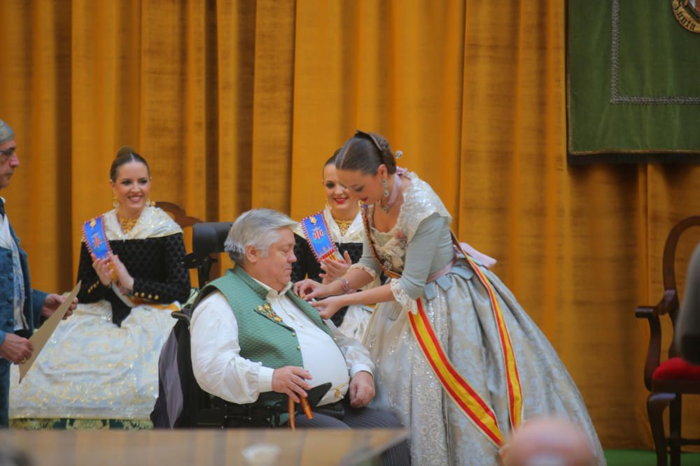 Intercambio de fotos con la fallera mayor e imposición de bunyols d'or