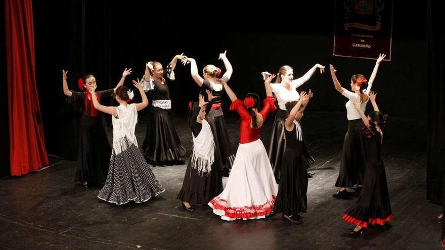 Un grupo de baile, en la gala del Teatro Prendes.