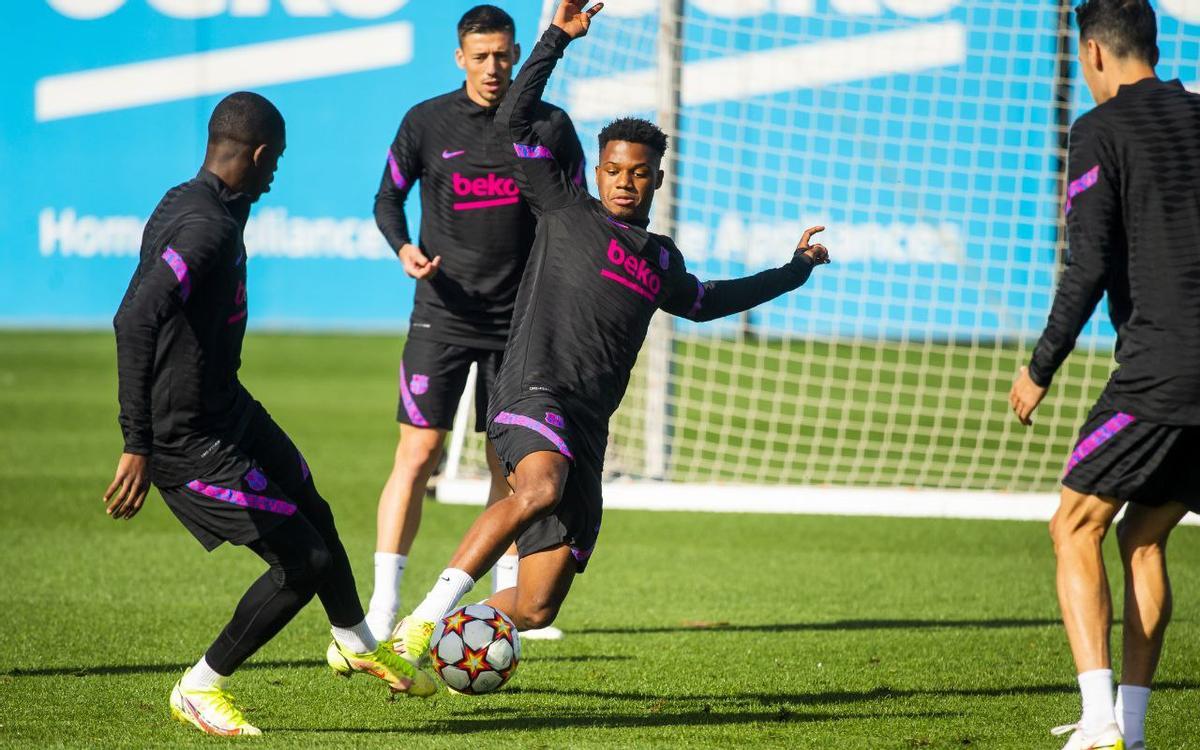 Ansu Fati pelea por un balón ante Dembélé y Lenglet, en la ciudad deportiva de Sant Joan Despí.