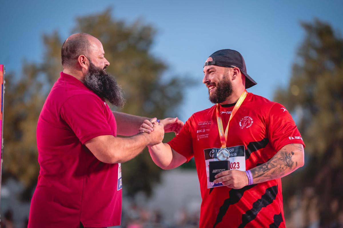 Atletismo. Carlos Tobalina saluda a José Ángel Pinedo tras la entrega de medallas