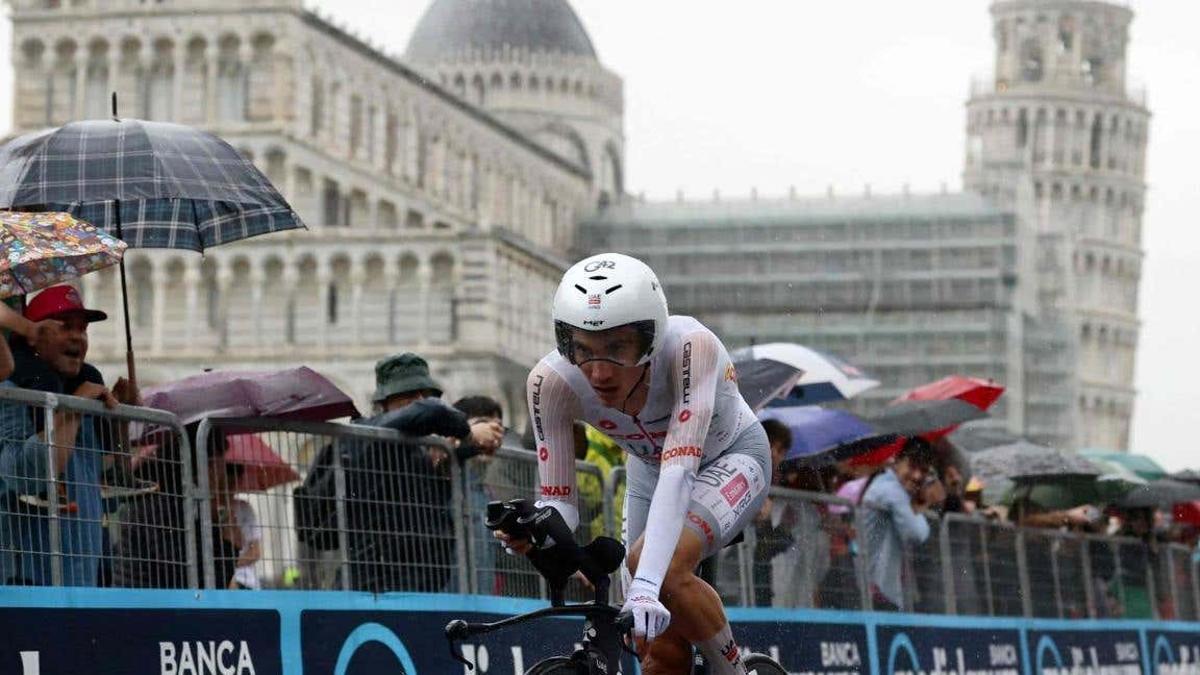 Juan Ayuso finaliza la contrarreloj del Giro.