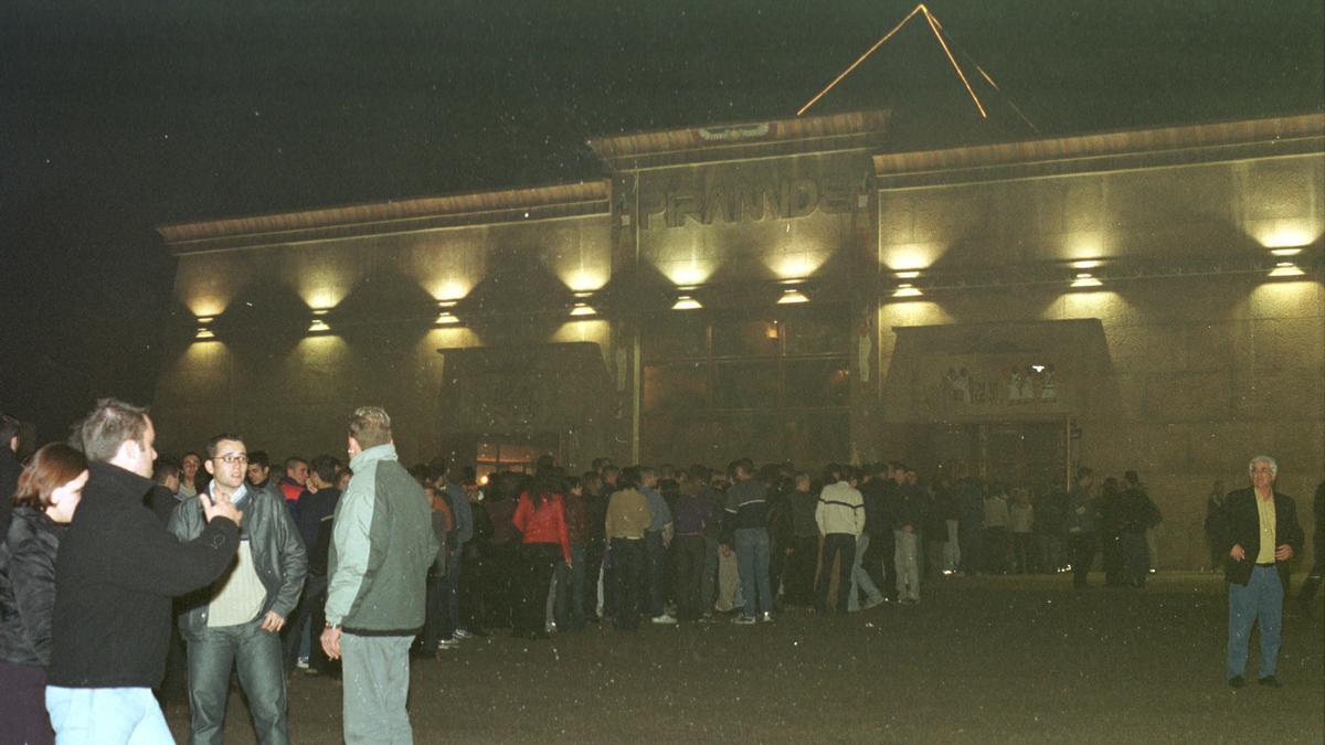 Colas para acceder a la interior de la discoteca el día de la inauguración de la &#039;nueva&#039; Pirámide, en noviembre del 2001.