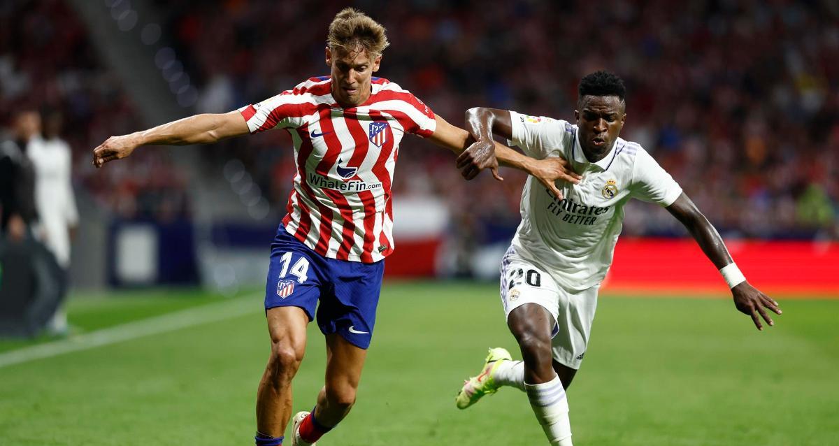 Marcos Llorente en carrera con Vinicius en un derbi de esta temporada.