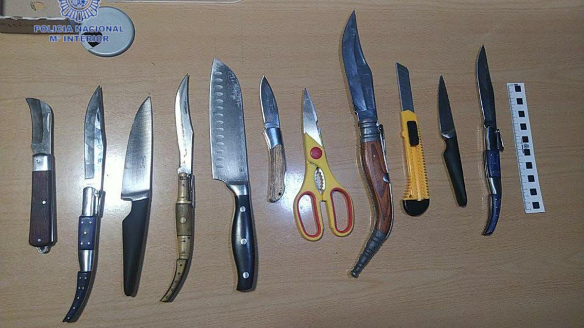 Navajas y cuchillos intervenidos en una pelea de clanes en Pere Garau.