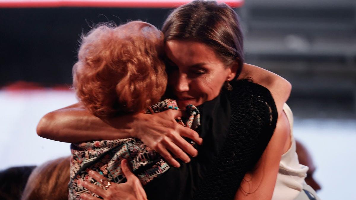 El abrazo de la reina Letizia con Maruja durante el acto de clausura del proyecto 'Euros de tu nómina' del Banco Santander