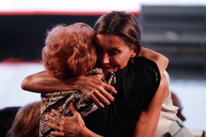 El abrazo de la reina Letizia con Maruja durante el acto de clausura del proyecto 'Euros de tu nómina' del Banco Santander