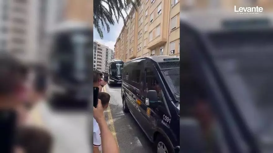 La afición del Valencia CF en el entorno de Mestalla antes del partido