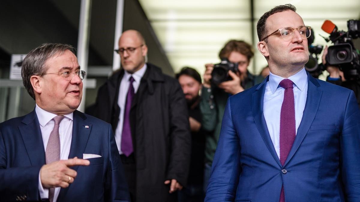 Armin Laschet (izquierda) conversa con Jens Spahn tras la conferencia de prensa conjunta que han celebrado en Berlín.