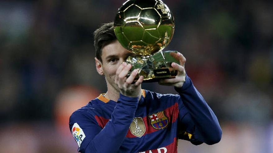 El delantero argentino Messi, el pasado domingo, ante el Athletic de Bilbao en el Camp Nou, muestra el Balón de Oro.