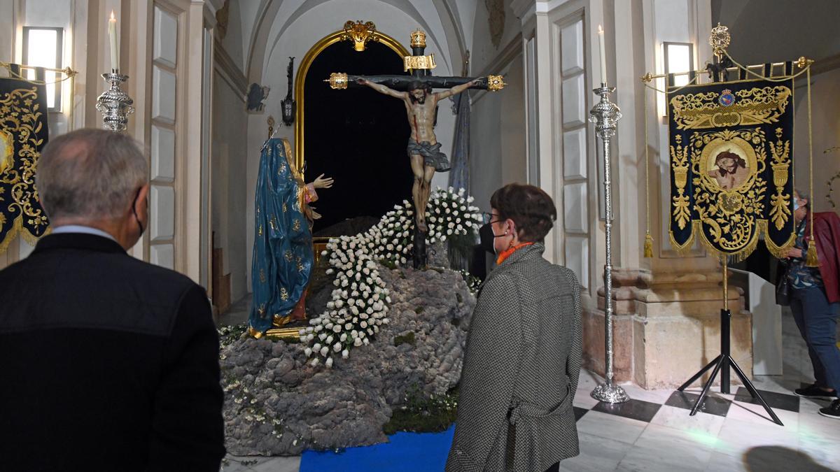 Rosas blancas para el Santísimo Cristo del Amparo.