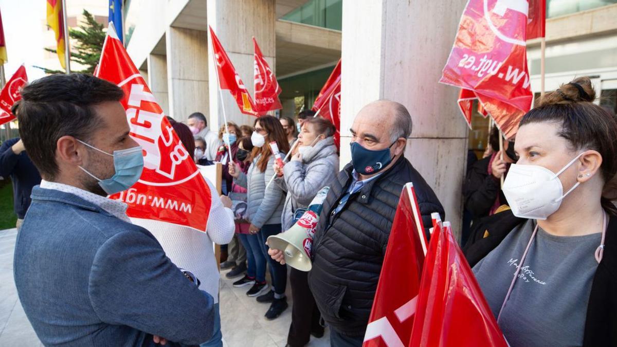 La concentración contó con el apoyo del sindicato UGT. 