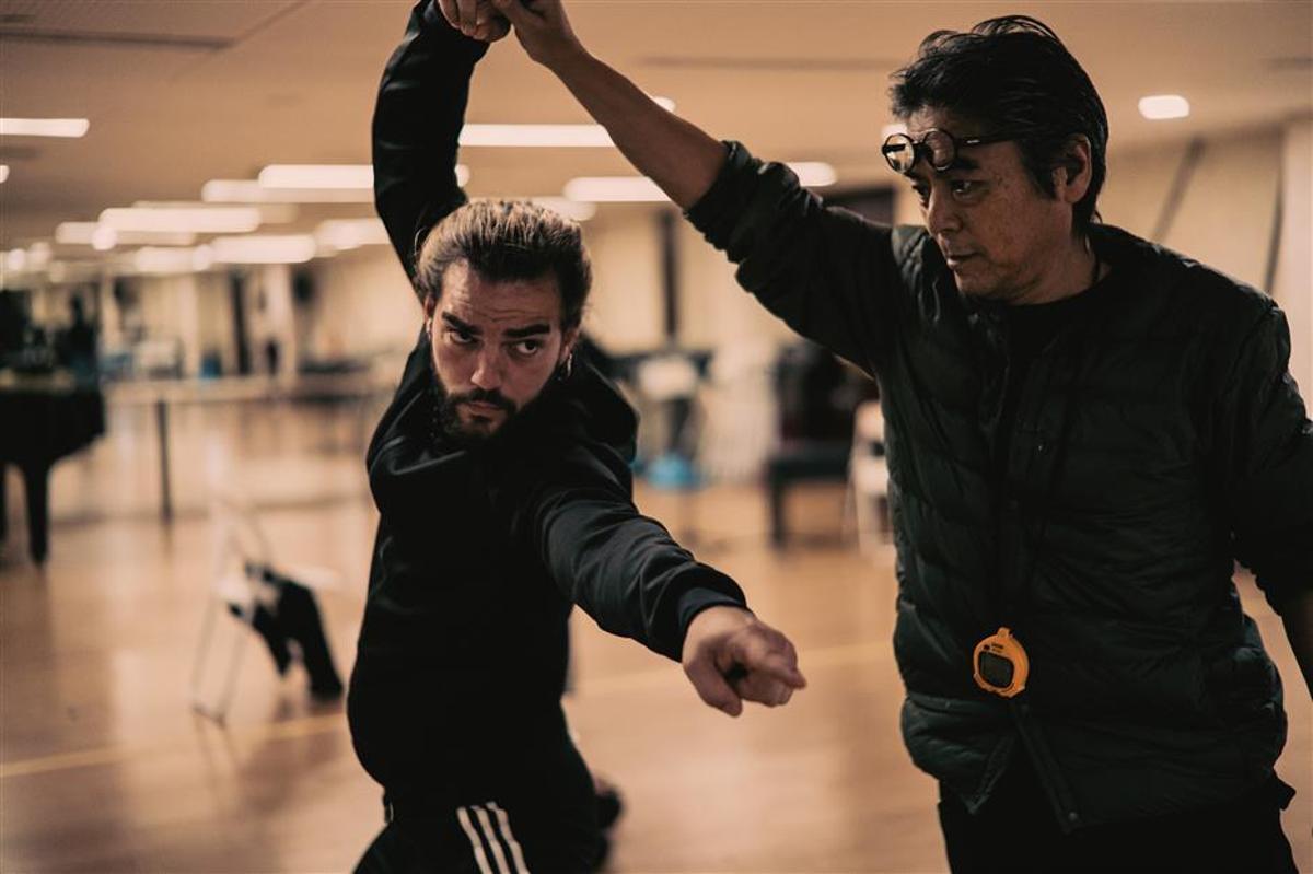 El director de «Silence and bloody wedding», Hiroshi Koike, y Tete Martínez, preparando la obra.