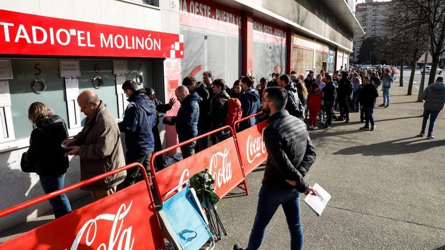 Aficionados ante la taquilla de El Molinón.