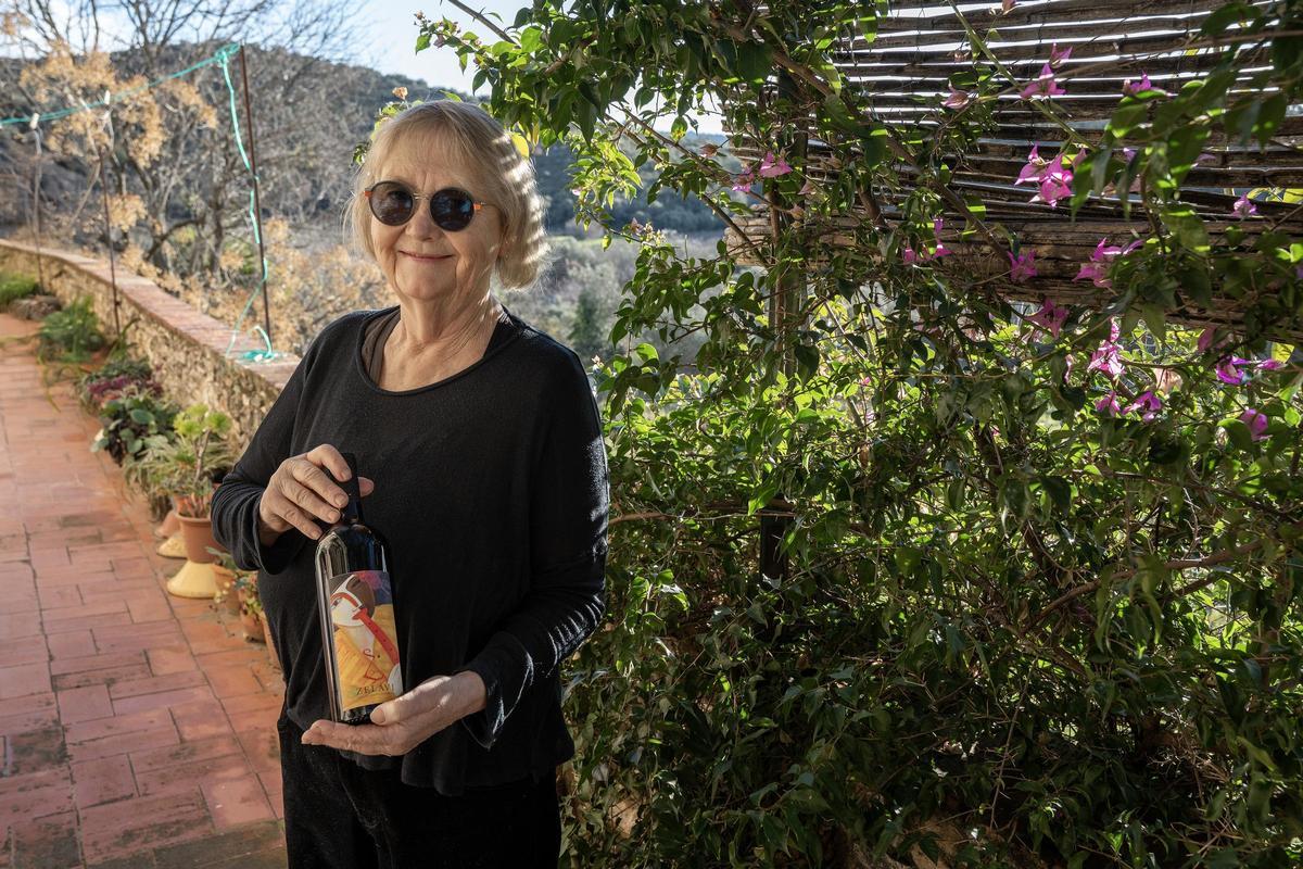 Algunes de les etiquetes dels vins són fragments d'obres de l’artista Juliette Murphy, companya de Joan Castelló i mare de Gabriel.