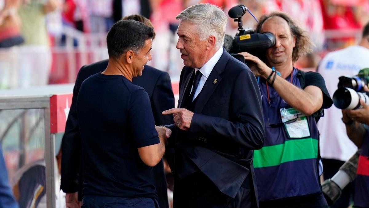 Carlo Ancelotti hablando con Míchel en Montilivi