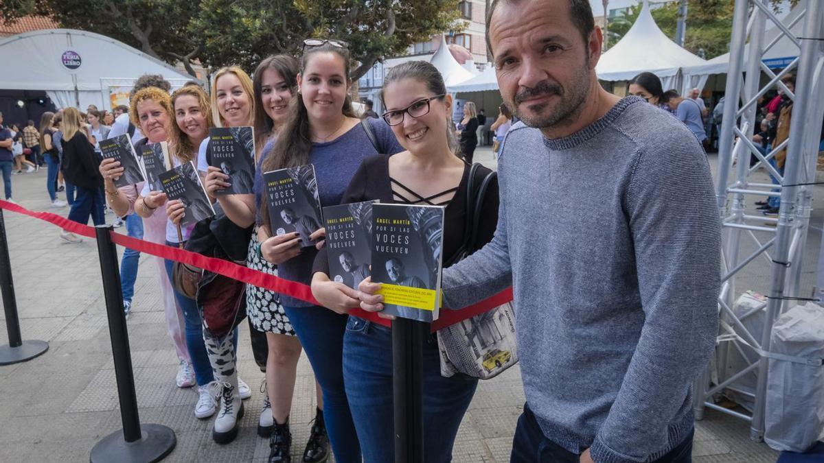 Ángel Martín muestra su libro junto a algunas lectoras que se acercaron para que firmara su ejemplar. | | ANDRÉS CRUZ