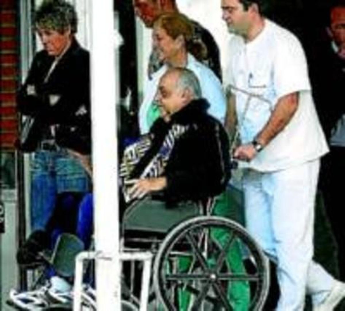 Moreno, el 26 de desembre del 2007, al sortir de l’hospital després de la brutal pallissa. Moreno, el 26 de desembre del 2007, al sortir de l’hospital després de la brutal pallissa.