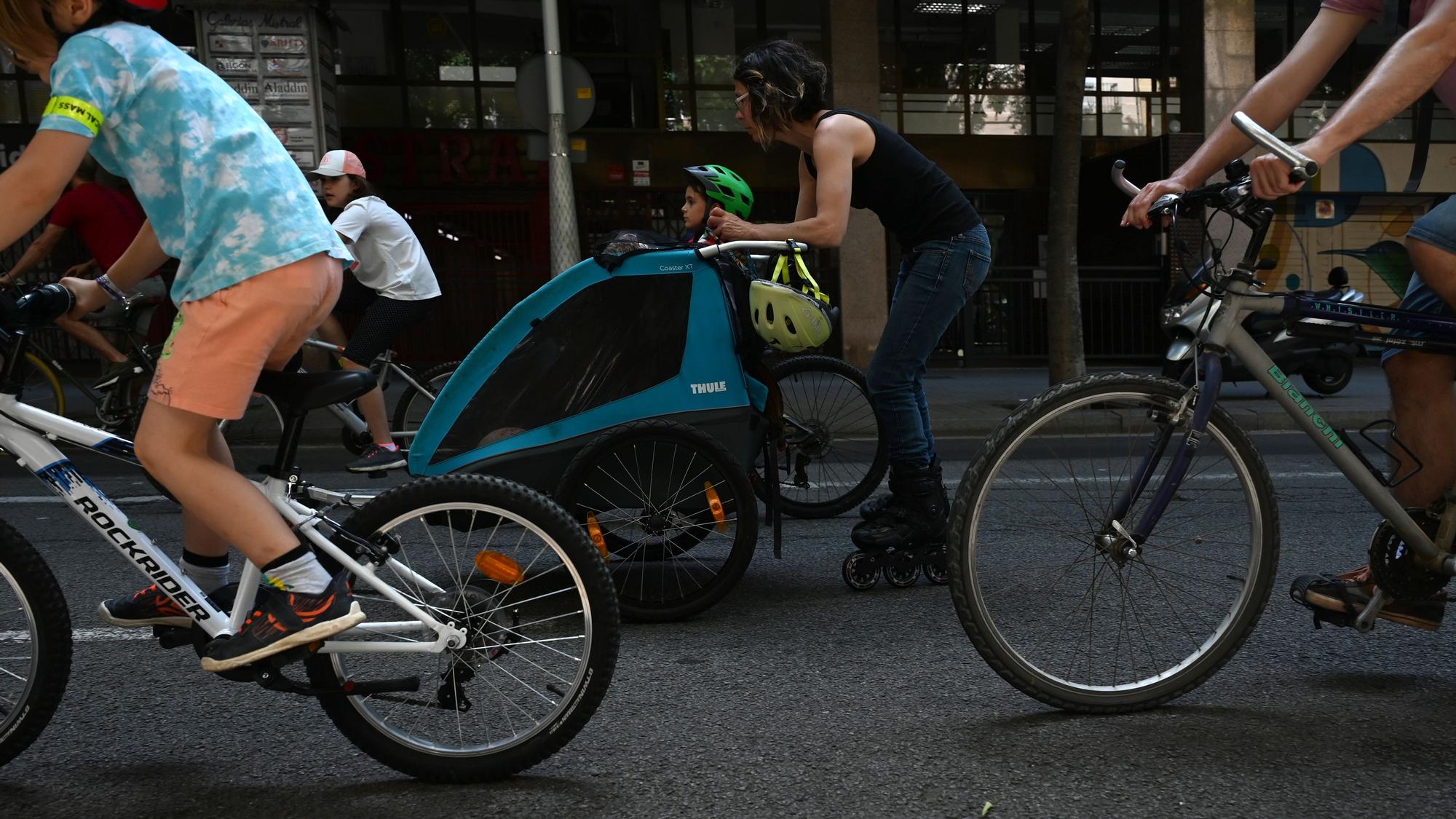 Bicicletas y patinetes conviviendo por las calles de Barcelona