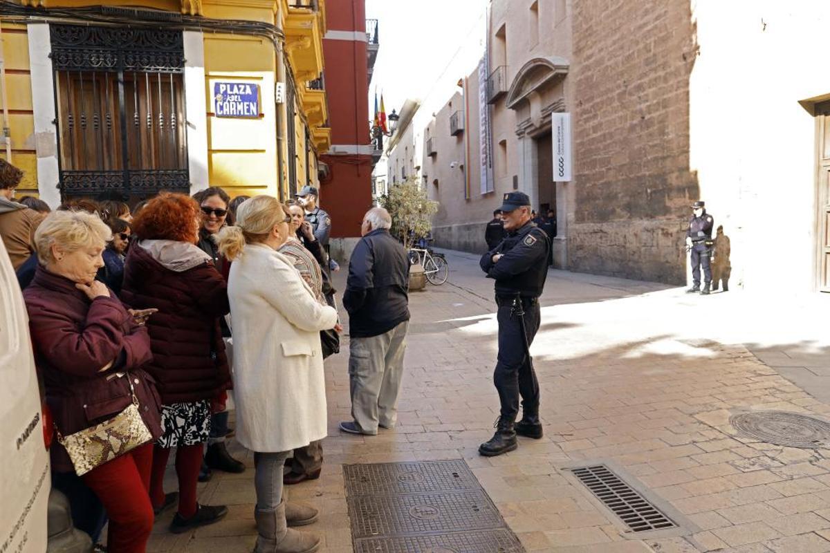 Aglomeración en la conferencia de Mujica en València