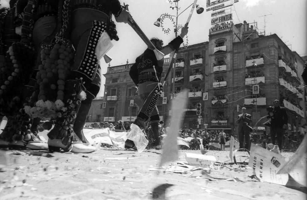 Contrabandistas a su paso por la Plaza de España