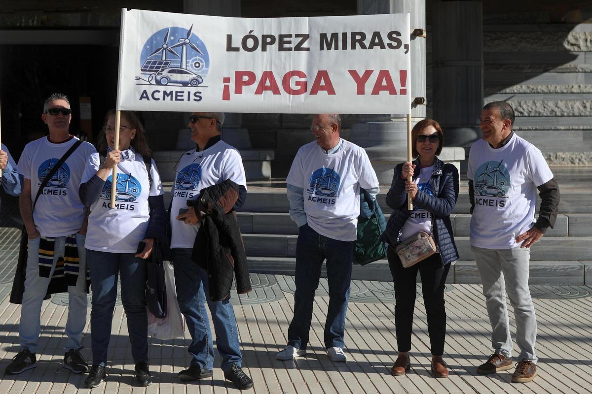 La asociación Acmeis protestó a las puertas de la Asamblea.
