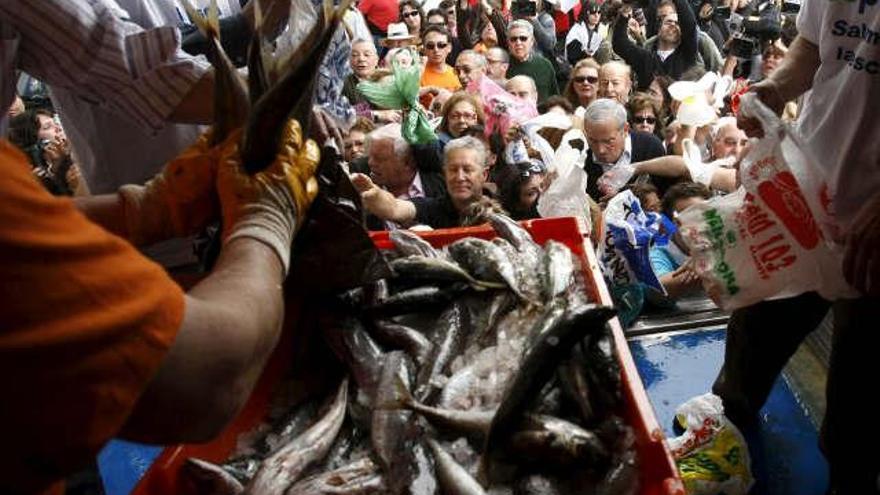 Pescadores convocados por la Confederación Española de Pesca (Cepesca) y la Plataforma en defensa del sector pesquero, repartieron entre los viandantes madrileños que se acercaron a la sede del Ministerio de Medio Ambiente y Medio Rural y Marino (MARM), 20.000 kilos de pescado fresco.