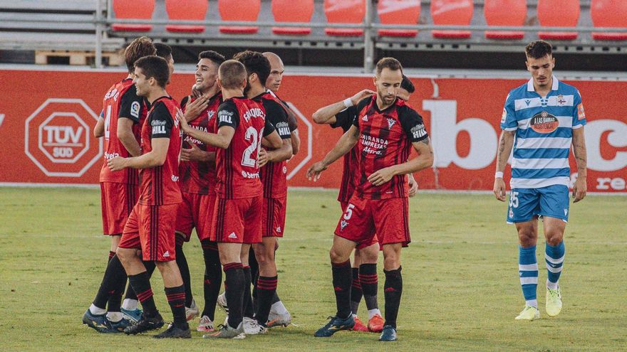 Los jugadores del Mirandés celebran un gol en un partido en 2020 ante el Deportivo. | LOF