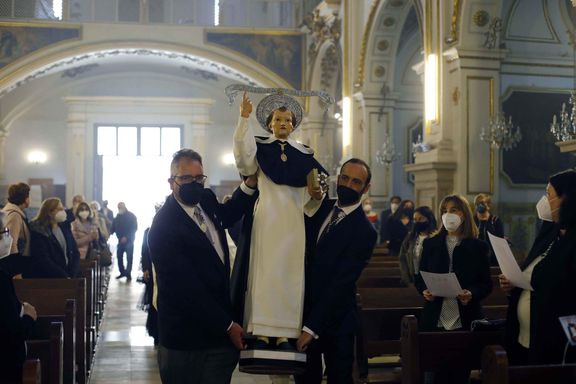 San Vicente Ferrer del Altar del Pilar sale a la puerta de la iglesia.