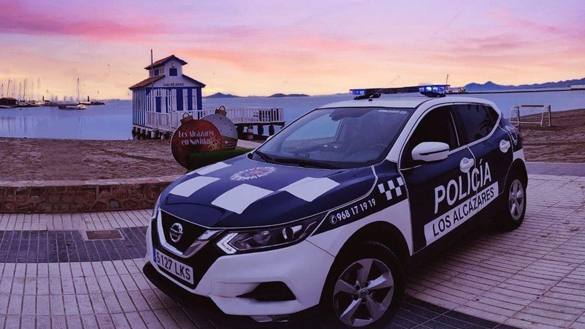 Vehículo de la Policía Local de Los Alcázares, junto al mar.