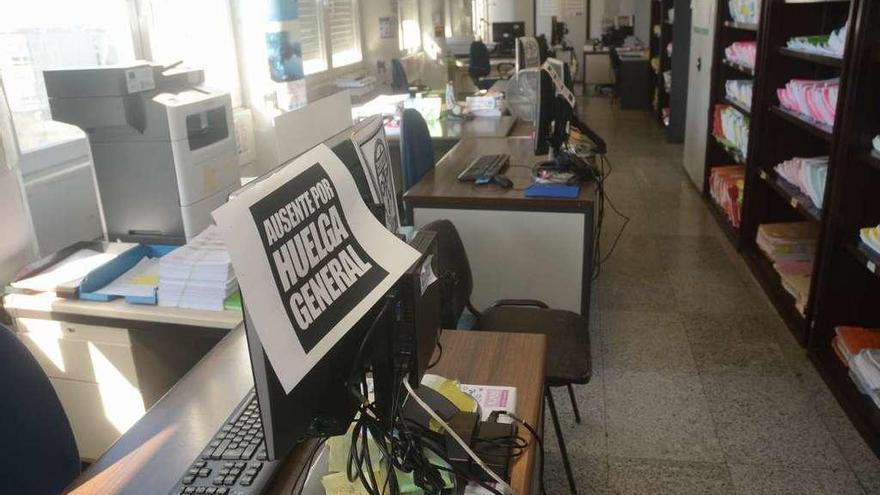 Oficinas vacías en los juzgados durante una de las jornadas de huelga. // Rafa Vázquez