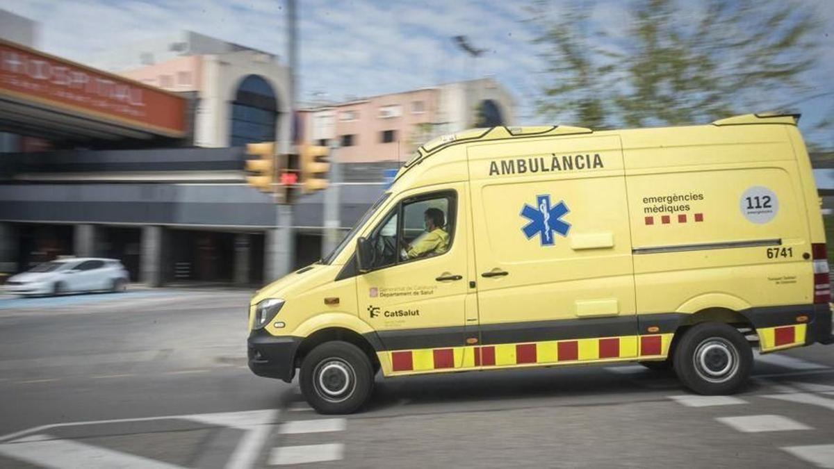 Una ambulància a l'entrada de l'hospital Sant Joan de Déu de Manresa