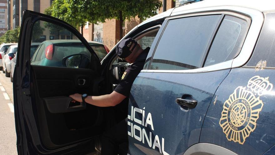 Sorprenden in fraganti a dos ladrones al robar en el interior de dos coches en Palma